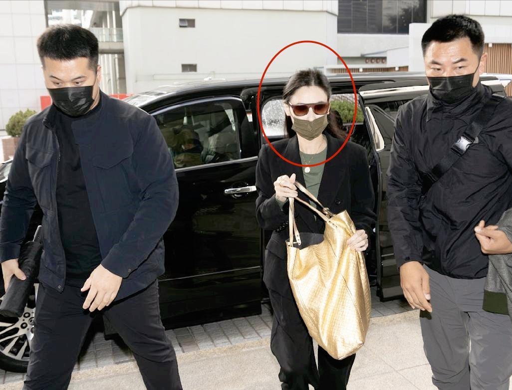 张柏芝现身了！12月5日，45岁的张柏芝前往法庭作证，处理前经纪人余毓兴控告她的