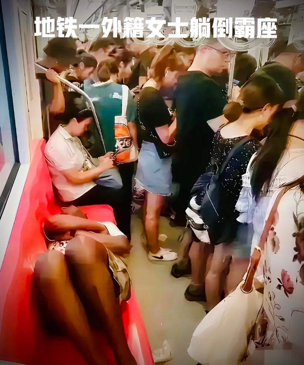 外籍人士可以低分或加分上大学，非洲留学生可以获得丰厚的奖学金，那么这黑姑娘在地铁