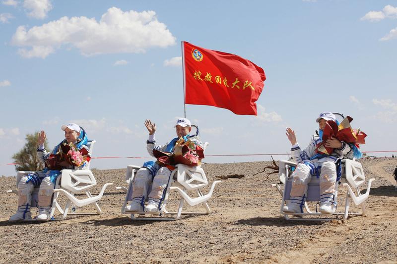 神二十返回可真是有惊无险！它返回东风着陆场前，舷窗疑似被空间微小碎片撞击，返回都