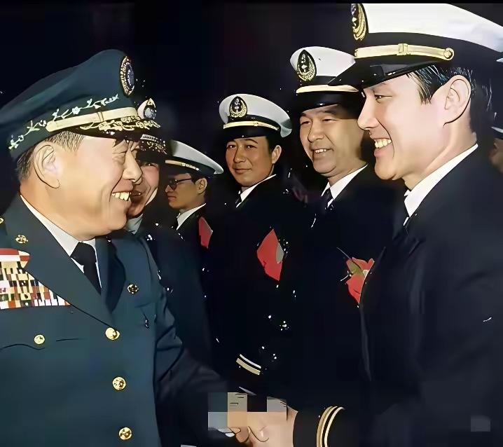 一张郝柏村和马英九握手照片。18岁马英九在大学时考入预备军官，也就当兵了。
