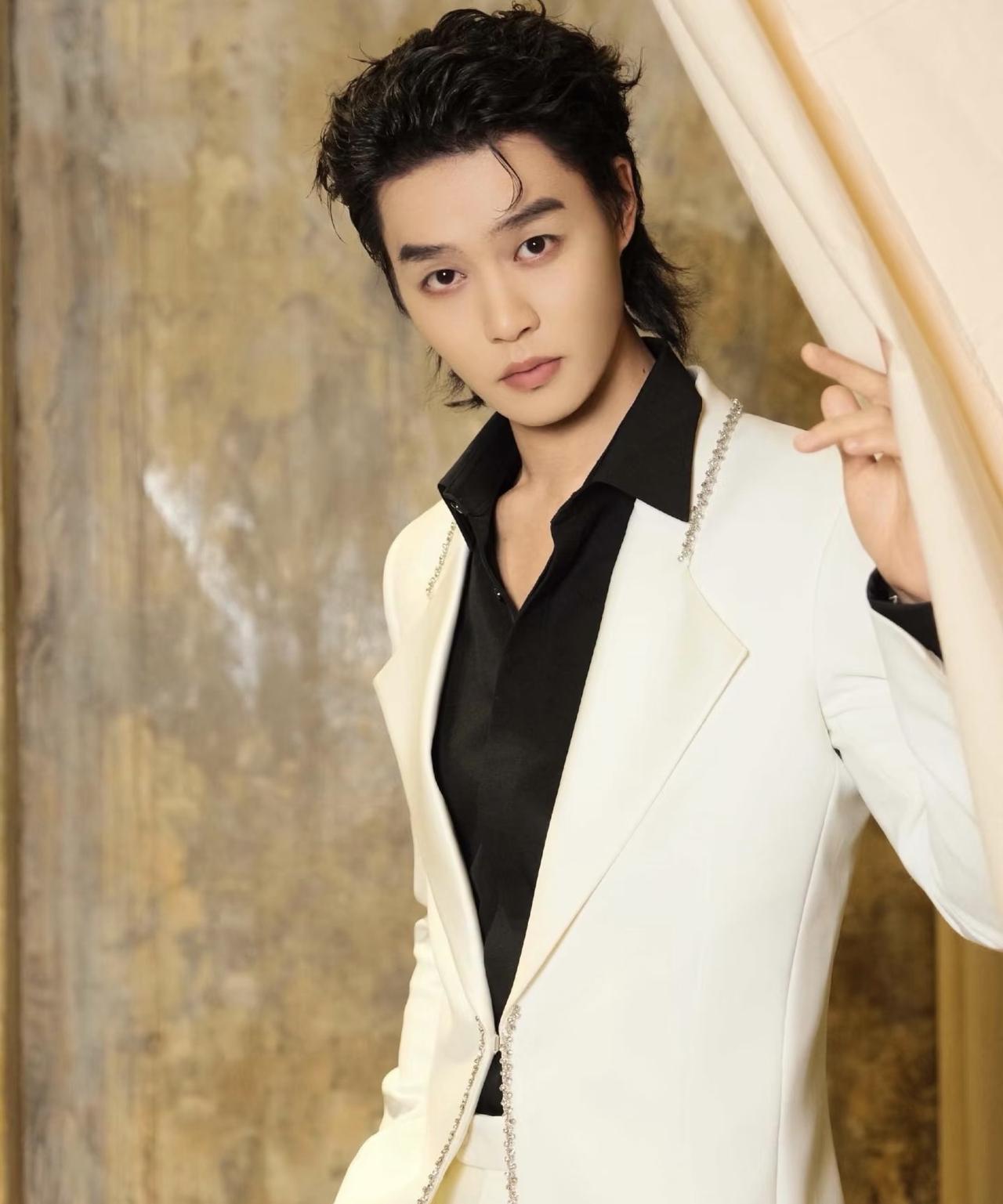 柯淳啊柯淳，你能不能把嘴闭上，能不能学学人家邵子恒，就在一边静静的吃瓜多