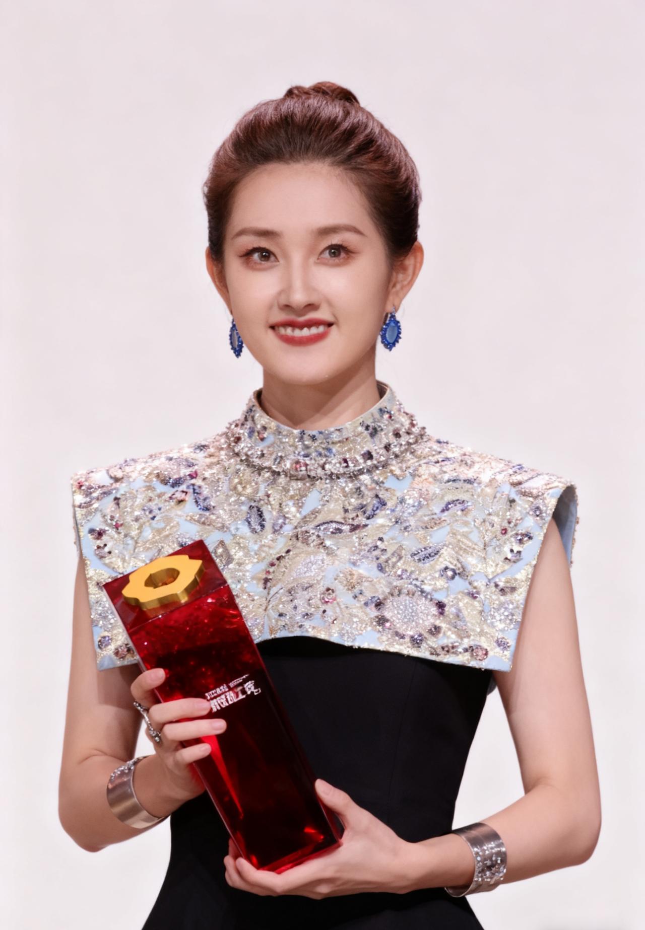 短剧救急，女主爆红背后的风险与收益.郭宇欣今年25岁，以前拍过长剧但没什么名