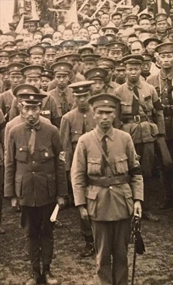 蒋中正周恩来年轻时在黄埔军校时的唯一合影十分罕见！