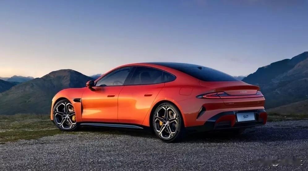 小米汽车下架熔岩橙配色，实则是将智能手机行业的惯用玩法引入了汽车工业。熟悉这两个