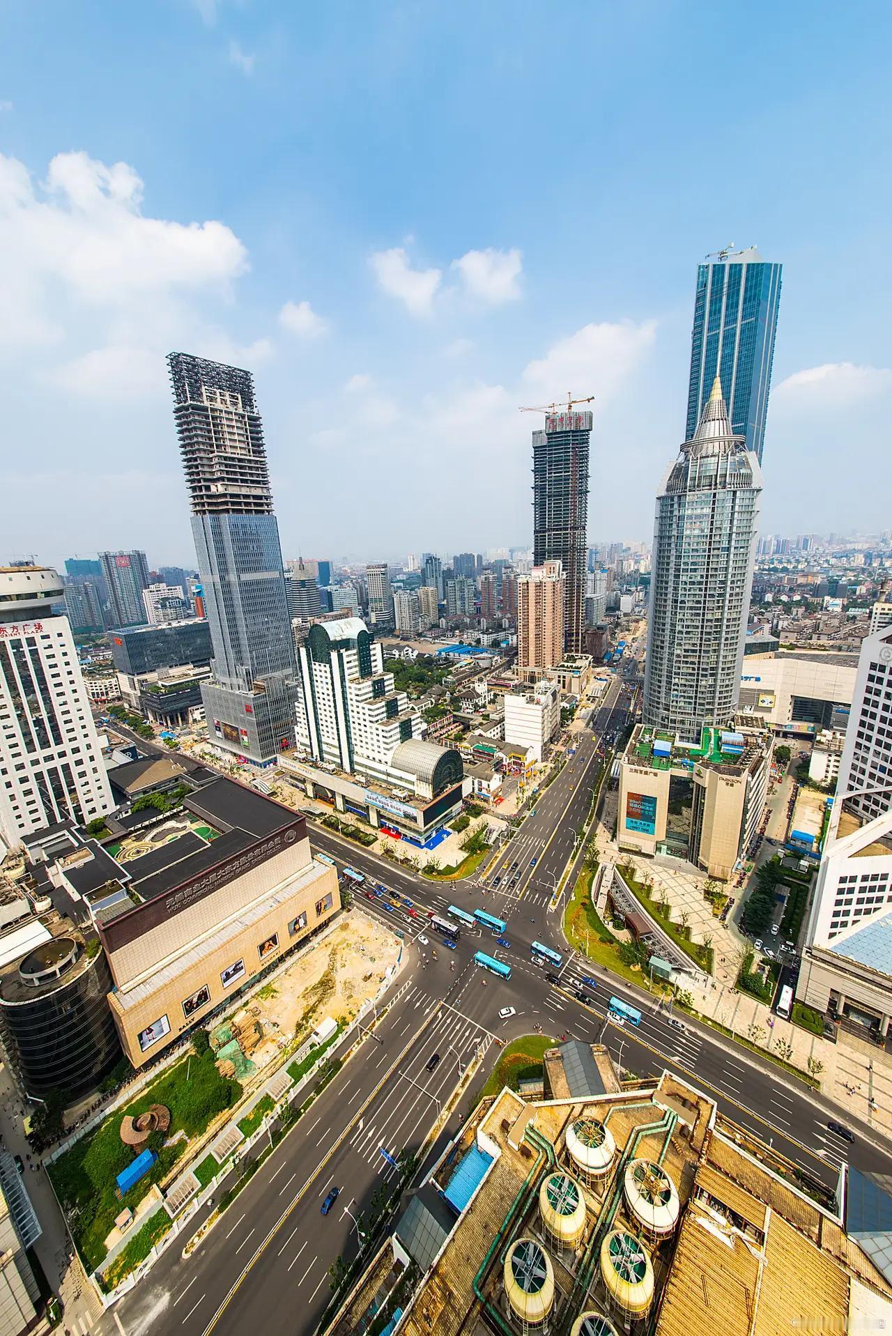 无锡这个地方。人们是挺富的，人均收入，消费都是不错的，如果是无踢中心建成的话，那