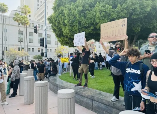 周一，洛杉矶反对美国移民与海关执法局（ICE）的抗议活动进入第四天，持续引发社会