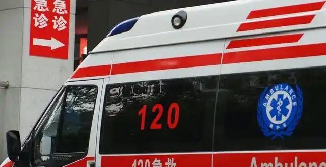 “你现在还能动，赶快付钱！”上海浦东，一天早上，男子李某途经莲中路时发生交通事故