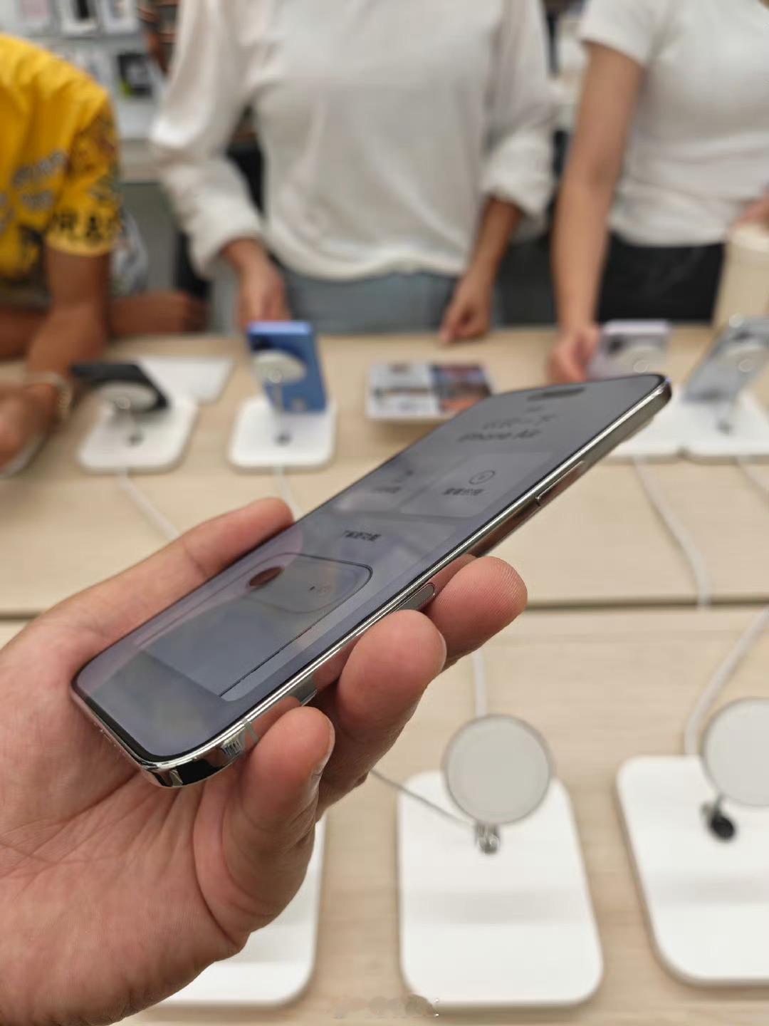 iPhoneAir开售遇冷，这机子的定位，本来就不是大众需求的机器。第一价格不