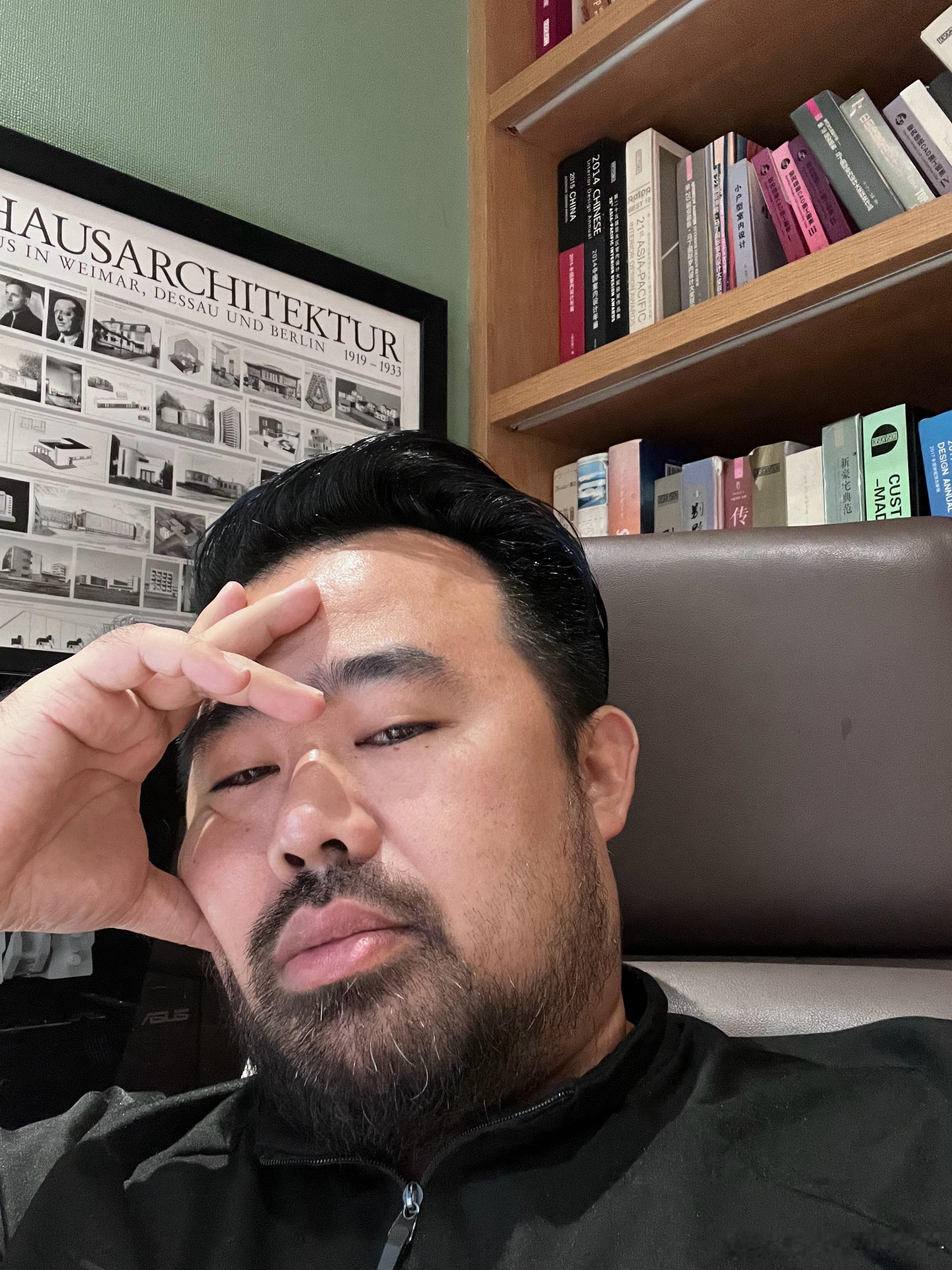 我这是咋啦，昨晚还好好的，怎么一早起床打冷颤，整个人都在抖，这会还发烧了，而且全