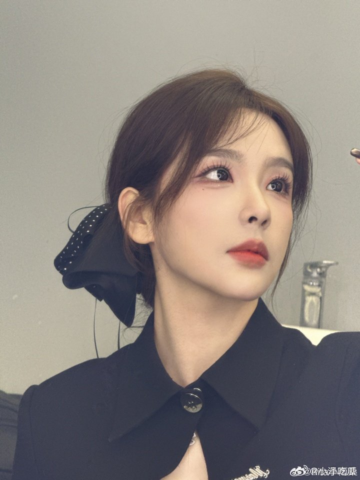 谁能拒绝塔子姐呢~？解说Rita分享自拍照：早安哈哈哈哈哈哈哈哈英雄联盟S16W