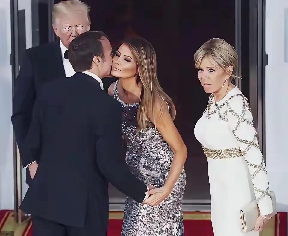 西方礼节咱们看不懂，不过，特朗普和马克龙老婆的表情我们看懂了，其实西方人和我们东