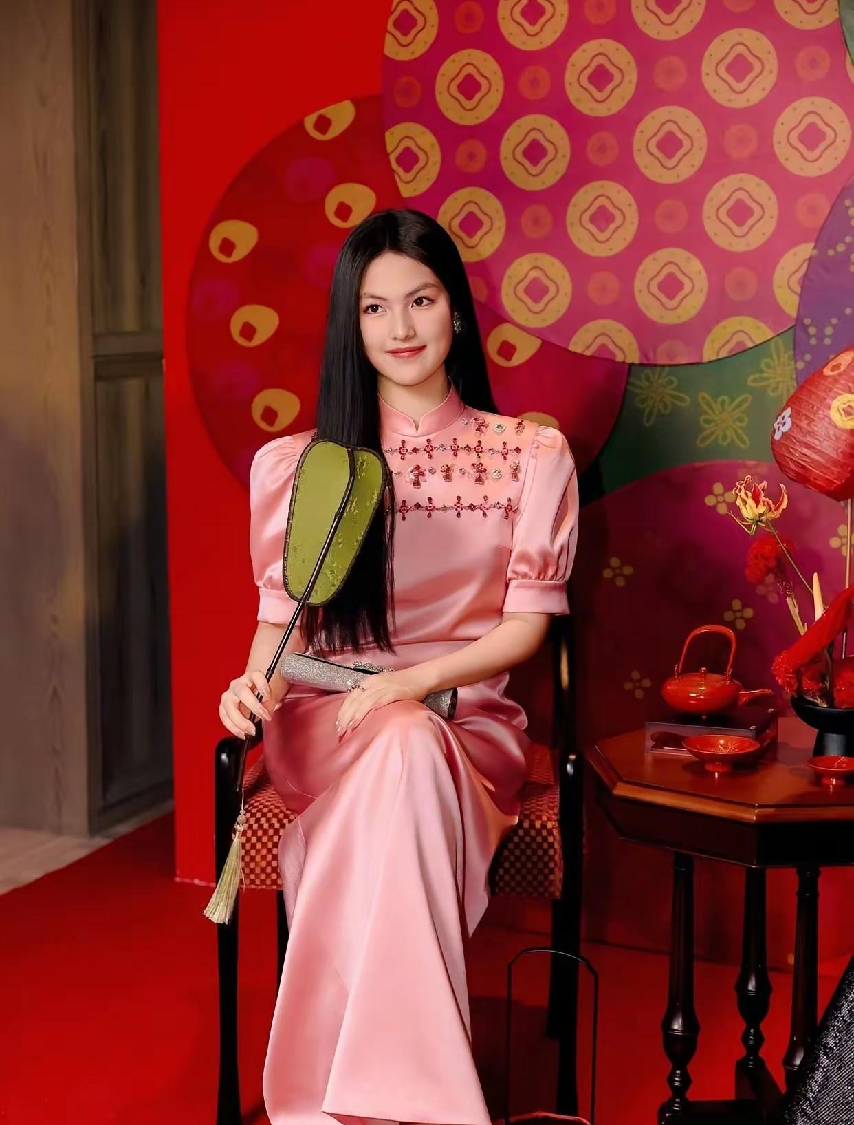 王诗龄说是长得像李湘，但比起她妈妈年轻时还差点，因为这孩子她就没瘦过，从小
