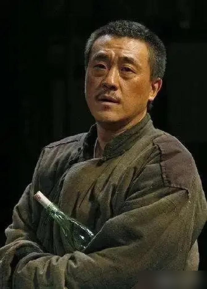 陶虹一句话把何冰的老底揭了：他演戏的本事，远远盖过他那点名气。拍《白鹿原》的时候，雷佳音天天追着何冰