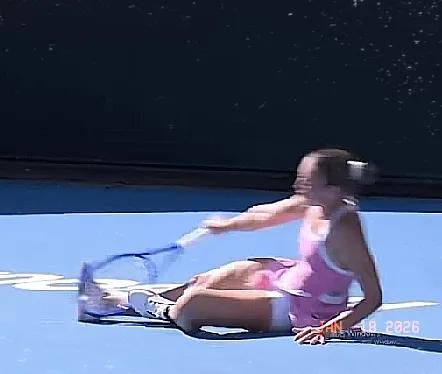 残酷的结局，令人心痛！澳网首轮:20号种子科斯秋克在决胜盘末崴脚受伤，坚持打