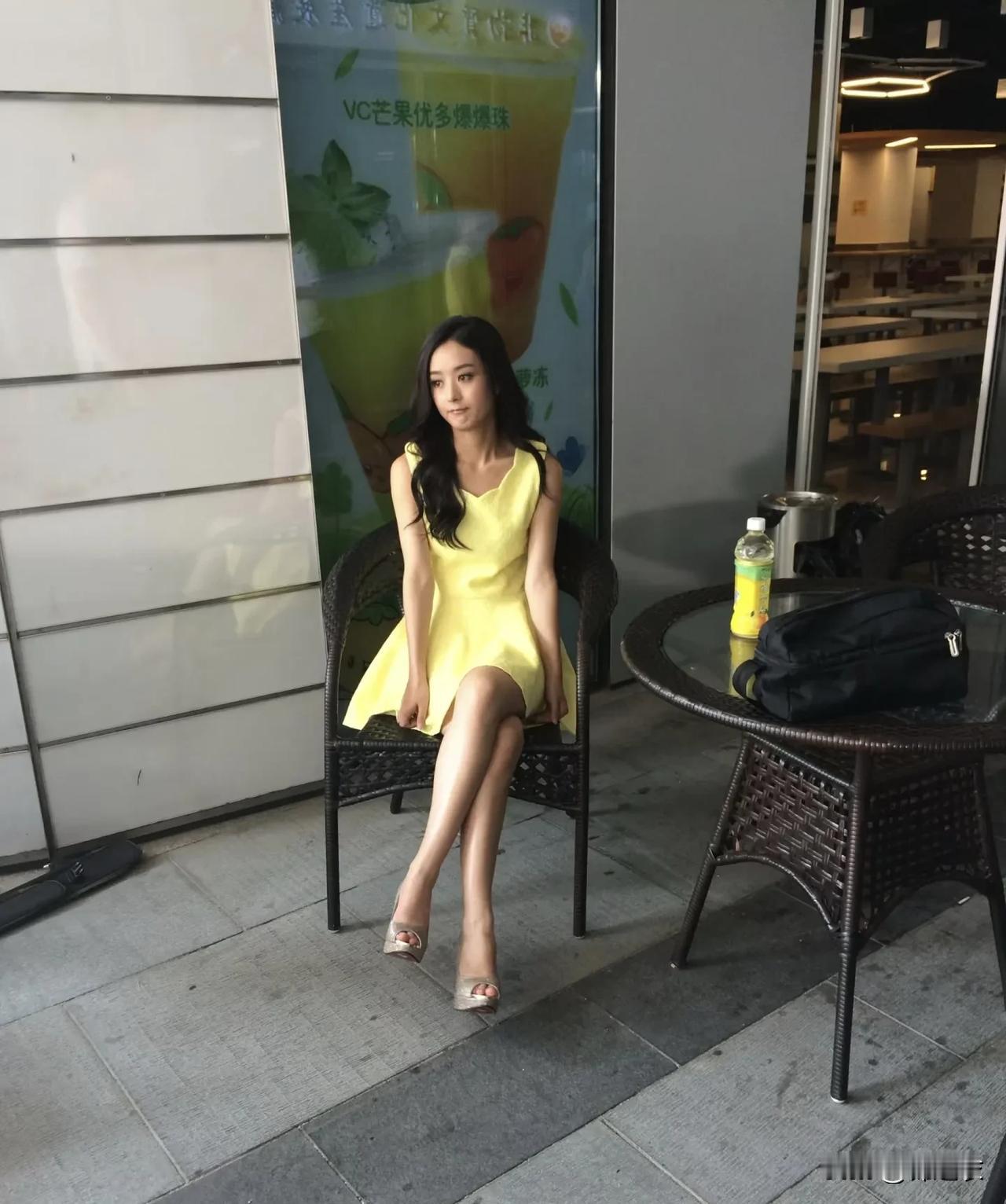 有网友说；拍百合的时候我见过赵姐，感觉她身材瘦瘦的，但是不算矮，脸庞超级小。