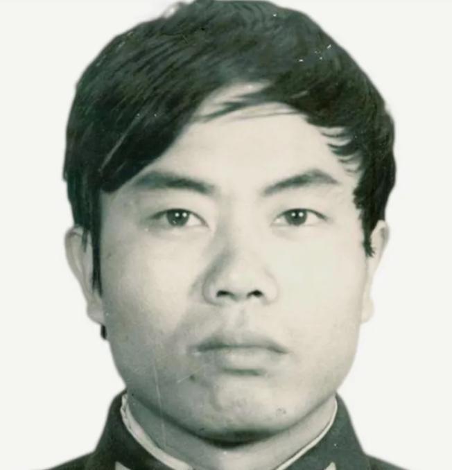1987年，一缉毒民警，以回族老板身份打入毒贩内部，吃饭时毒贩突然夹起一块猪肉，