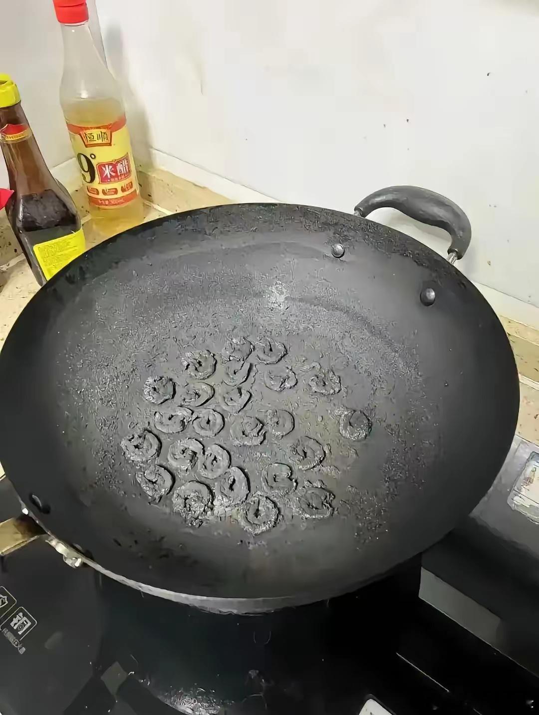 心血来潮想露一手，可惜火候有点大了，这道菜还有救吗？​​​