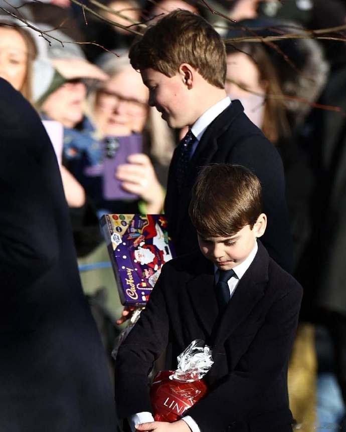 路易小王子已经7岁了，但是依旧还是个鬼马的小吃货啊！12月25日，威廉王储和凯