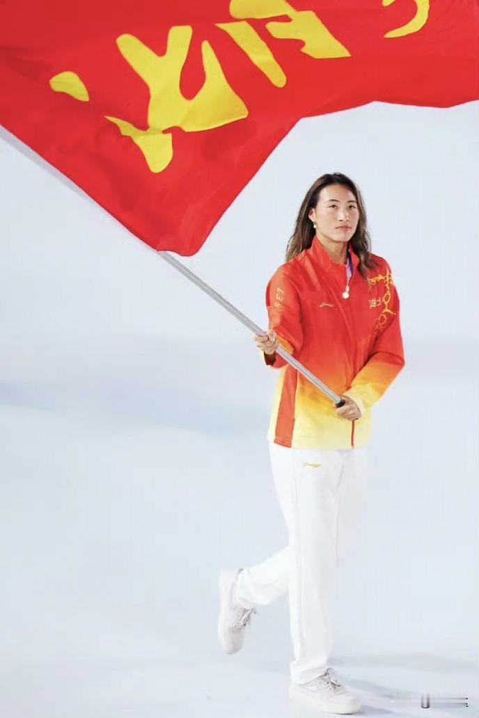 看到郑钦文的眼神里，多少有一丝遗憾和不舍，毕竟是家门口的比赛，面对父老乡亲的