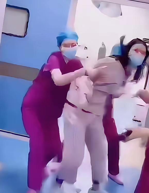 产妇产后两小时骑婆婆身上扇耳光，背后是长期冷暴力压迫。孕期婆婆阻拦无痛分娩和剖腹