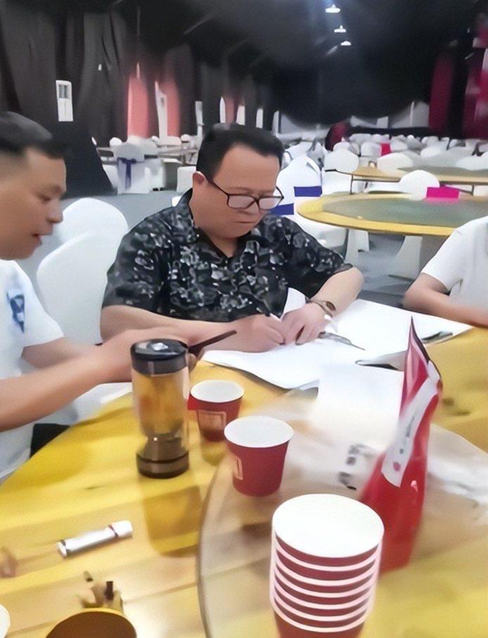 赖账52万钱老板是惯犯！身份曝光，知情人曝更多内幕，难怪嚣张... 事情是这