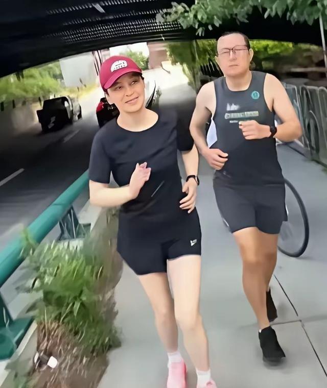梅婷曾剑波士顿秀恩爱，十公里晨跑还夸空气甜，这波操作属实凡尔赛！国内拍戏赚钱全球