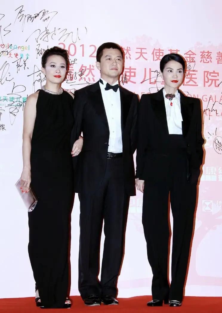 有网友喊话王菲办演唱会，以解嫣然天使医院的燃眉之急。据知情人透露，王菲虽然跟李亚