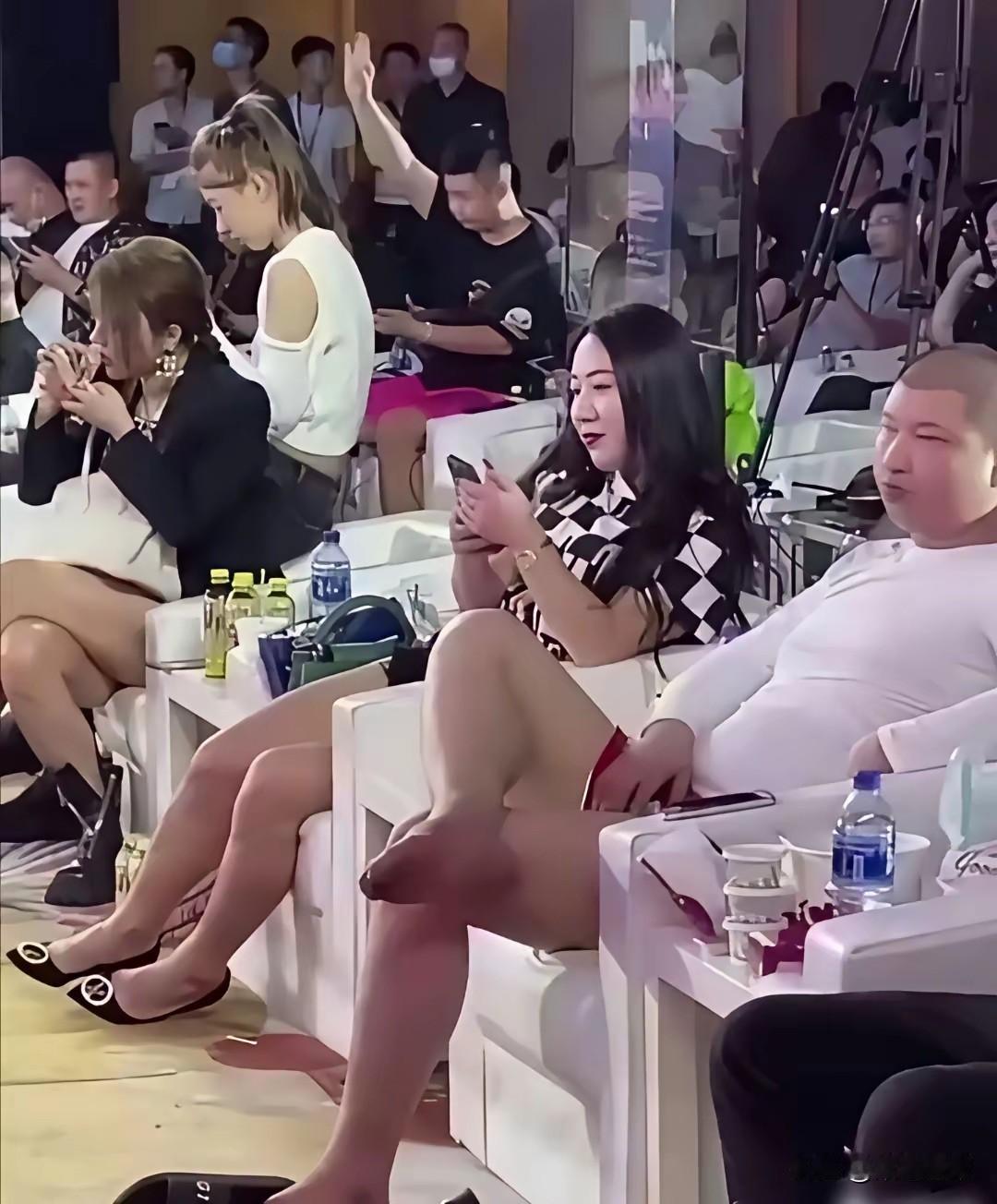 如今网红聚会现场，用“群魔乱舞”形容再合适不过。成都太古里成了网红“天堂”，部分
