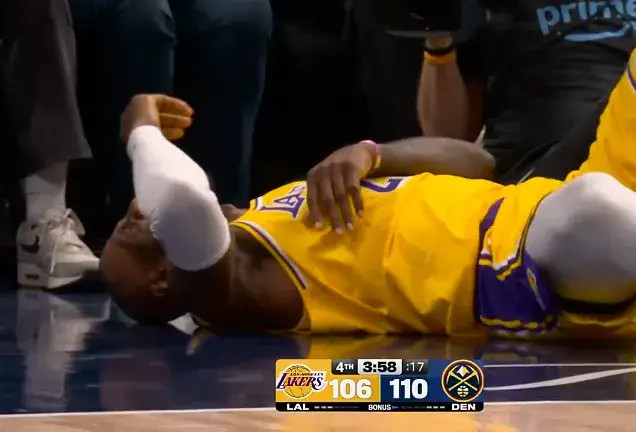 雷迪克：“詹姆斯赛后正在冰敷左肘，且疼痛感严重到足以导致他无法完成比赛。”你也知