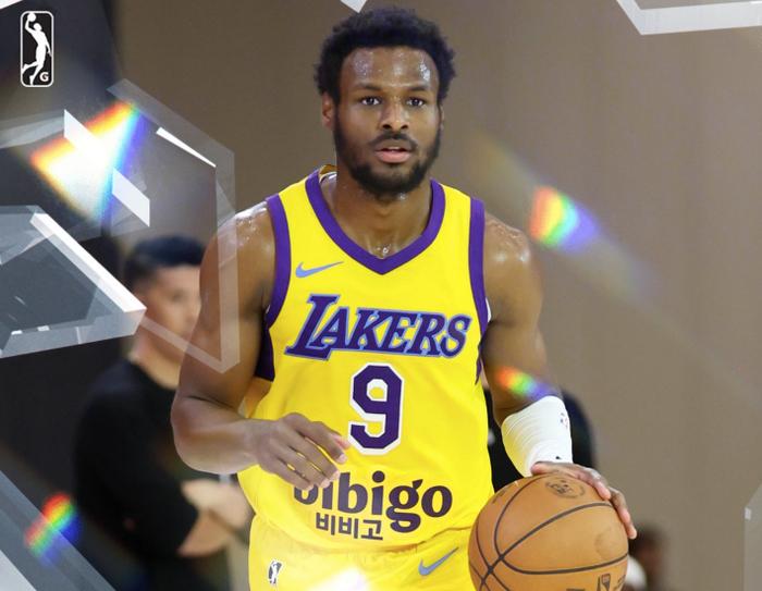 湖人最应该让布朗尼一定的上场时间了，布朗尼是湖人中除了斯玛特外最好的外线防守球员