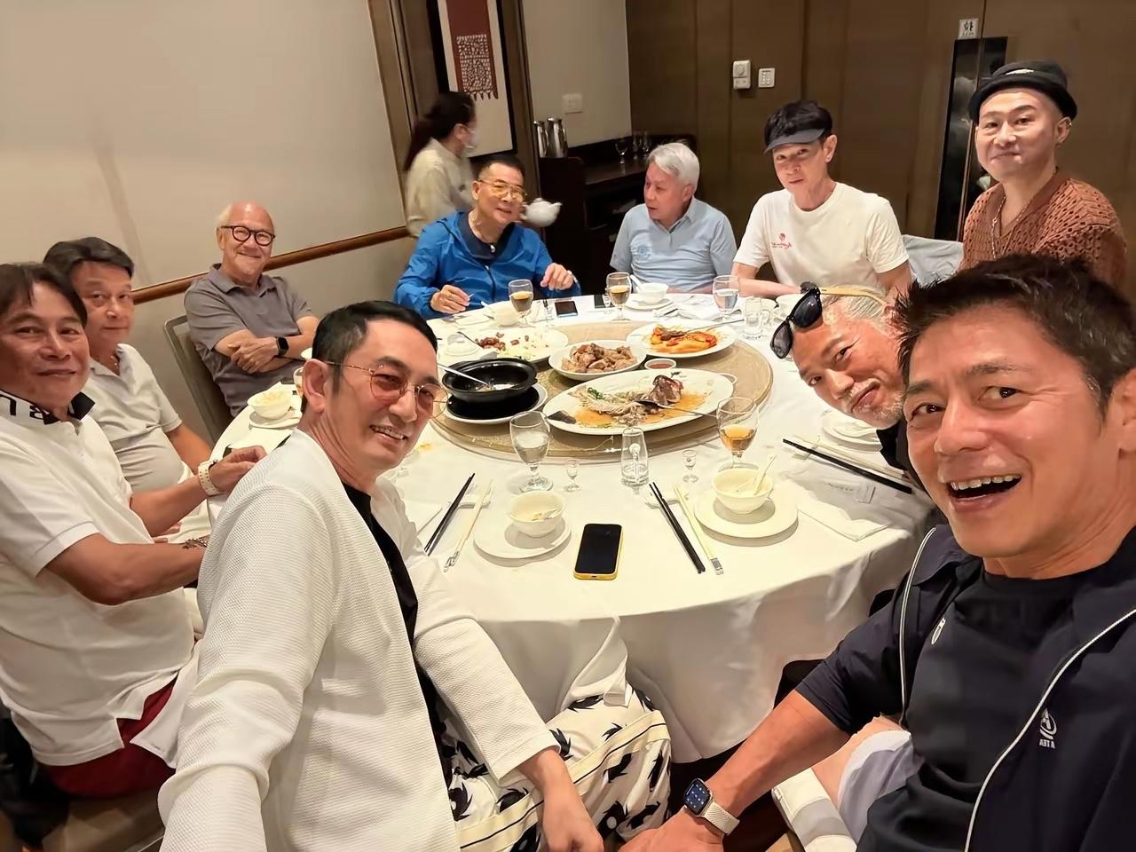 我敢说，这张照片里的人，如果你能认出三位，我估计，你一定是娱乐圈的骨灰级粉丝了！