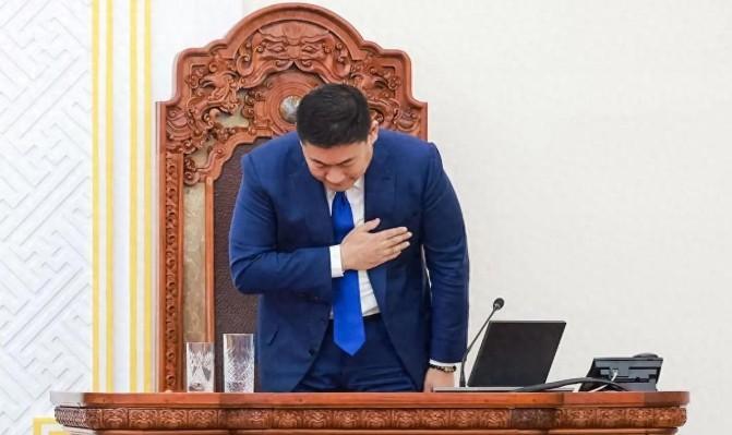 蒙古政坛大地震：80后总理因儿子女友炫富翻车，美国稀土梦碎中俄后院！