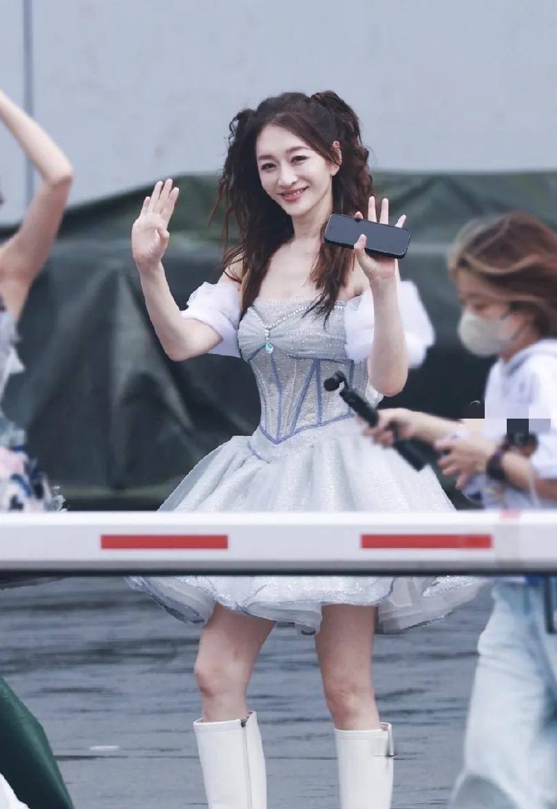 徐佳宁也想不到，李小冉穿这可爱的小裙子，可可爱爱的在浪姐综艺舞台，唱一首歌，就又