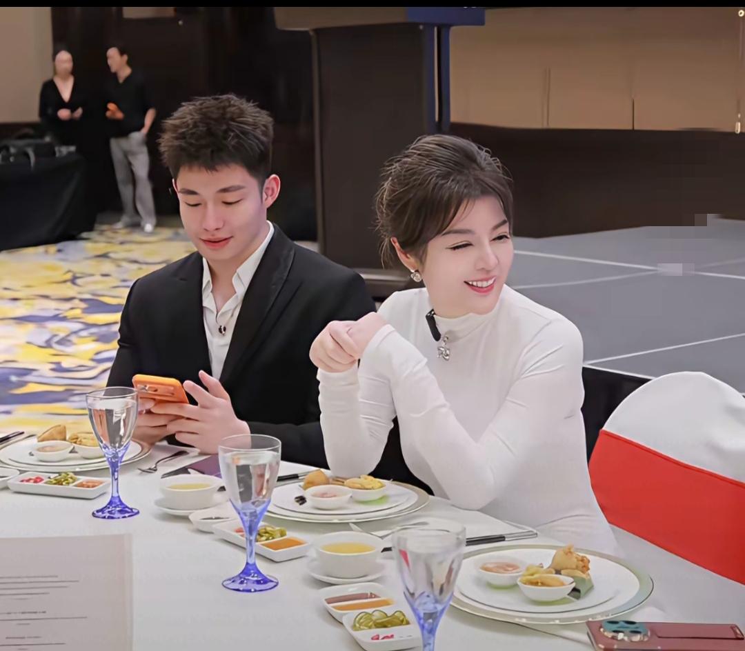 于文红对现任小男友的宠爱，比对自己亲儿子还好，还给小男友过六一儿童节！于文红