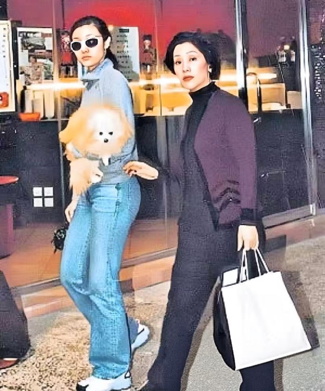 终于懂了为什么李嘉欣能美得这么惊艳——原来她的妈妈也是位实打实的大美人。看她和妈