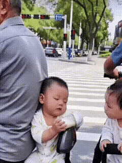 把娃困成啥了，奶瓶顺走都不知道了[捂脸哭][捂脸哭][捂脸哭]婴儿困娃困啦