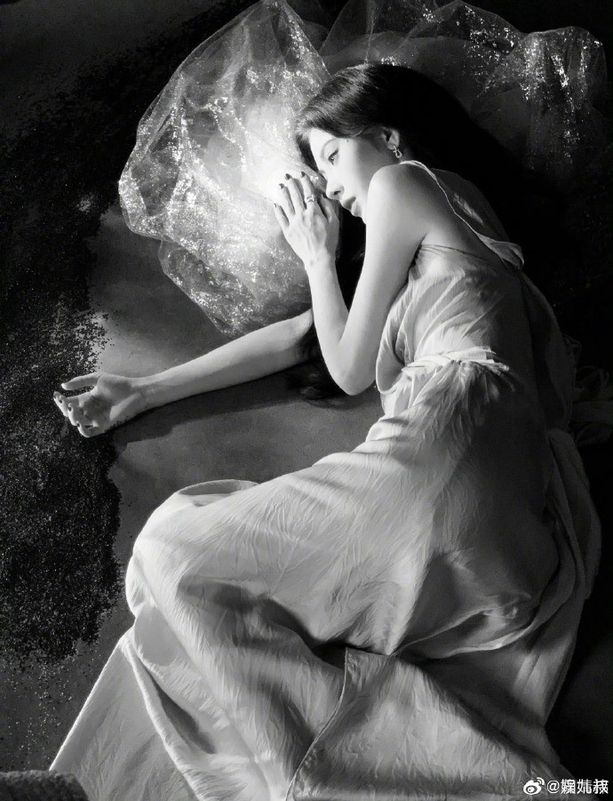 不知道这个鞠婧祎身材很曼妙 ELLE四月刊鞠婧祎封面预告太爱鞠婧祎的红裙造型了