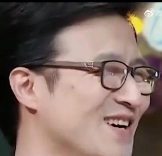 汪峰近日在新疆录制节目期间与女友森林北逛街捕捉到了一张亮眼的合影，汪峰一身红色带