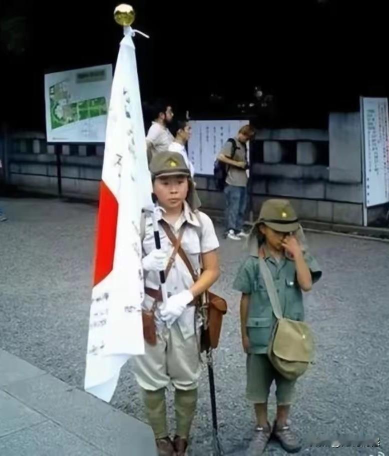 乍一看还以为是80年前拍摄的照片，仔细一看就是现在拍摄的画面，这么点的孩子，就把