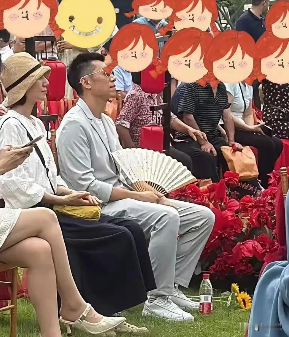 袁泉演戏与生活真的完全是两个样子！袁泉与夏雨一同参加婚礼，夏雨穿一身浅色西装，