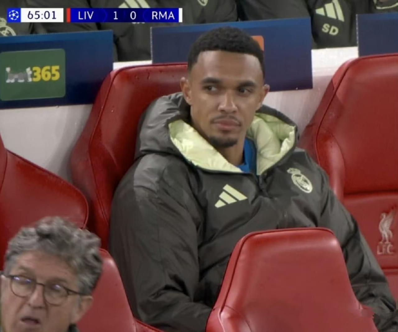 皇马替补球员阿诺德后悔了没？卡瓦哈尔受伤，他也没成为主力，对阵利物浦还在替补