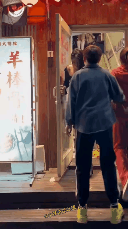 看这走路的架势，妹子快喝到位了