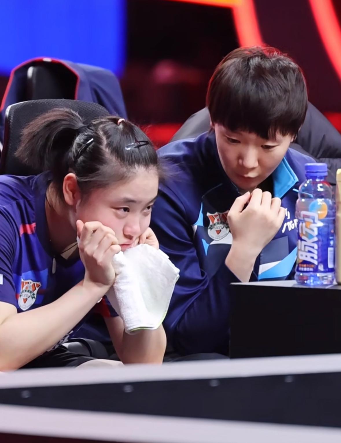 王曼昱帮助徐奕复盘——徐奕0:3覃予宣情绪低落😔12月28日，乒超总决赛女团