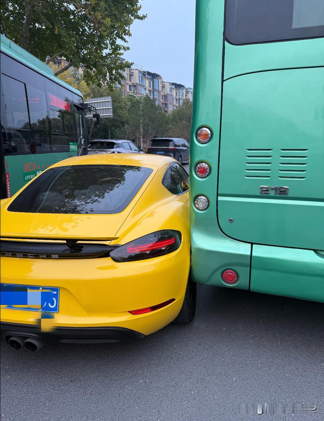 撞车后公交车师傅问这位保时捷小姐姐:“你的倒车镜都没展开?你开车怎么能看得清啊?