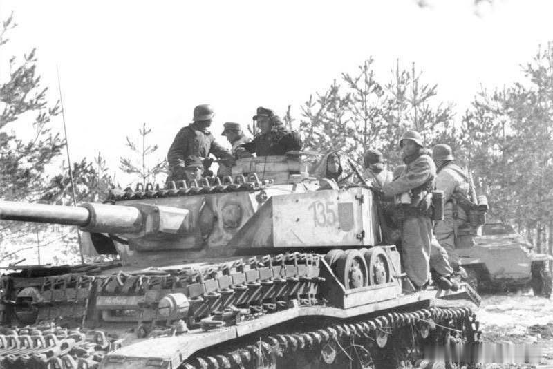 科伟尔战役期间的德军装甲部队，43-44年冬天的东线基本围绕苏军进攻-德军撤退-