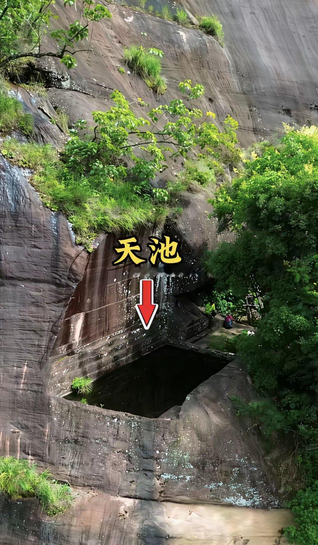 茫茫的群山之中，发现一口神秘的水潭当地人称它为“天池”，千百年来从未变化过水位不