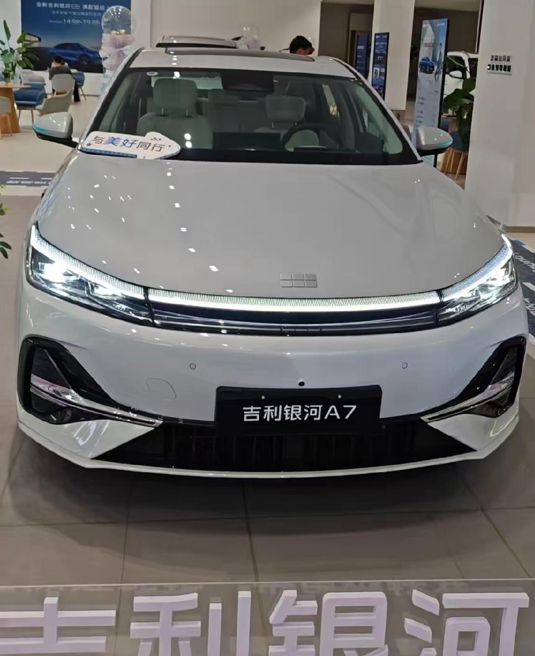 银河A7试驾实感一、静态1、外观A7是一个中级的B级车，车长4米9，车宽