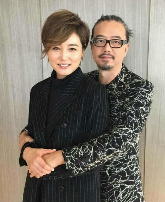 2005年，张延发现自己怀孕。她给老公张锦程打电话报喜，但张锦程却冷漠地说：“我