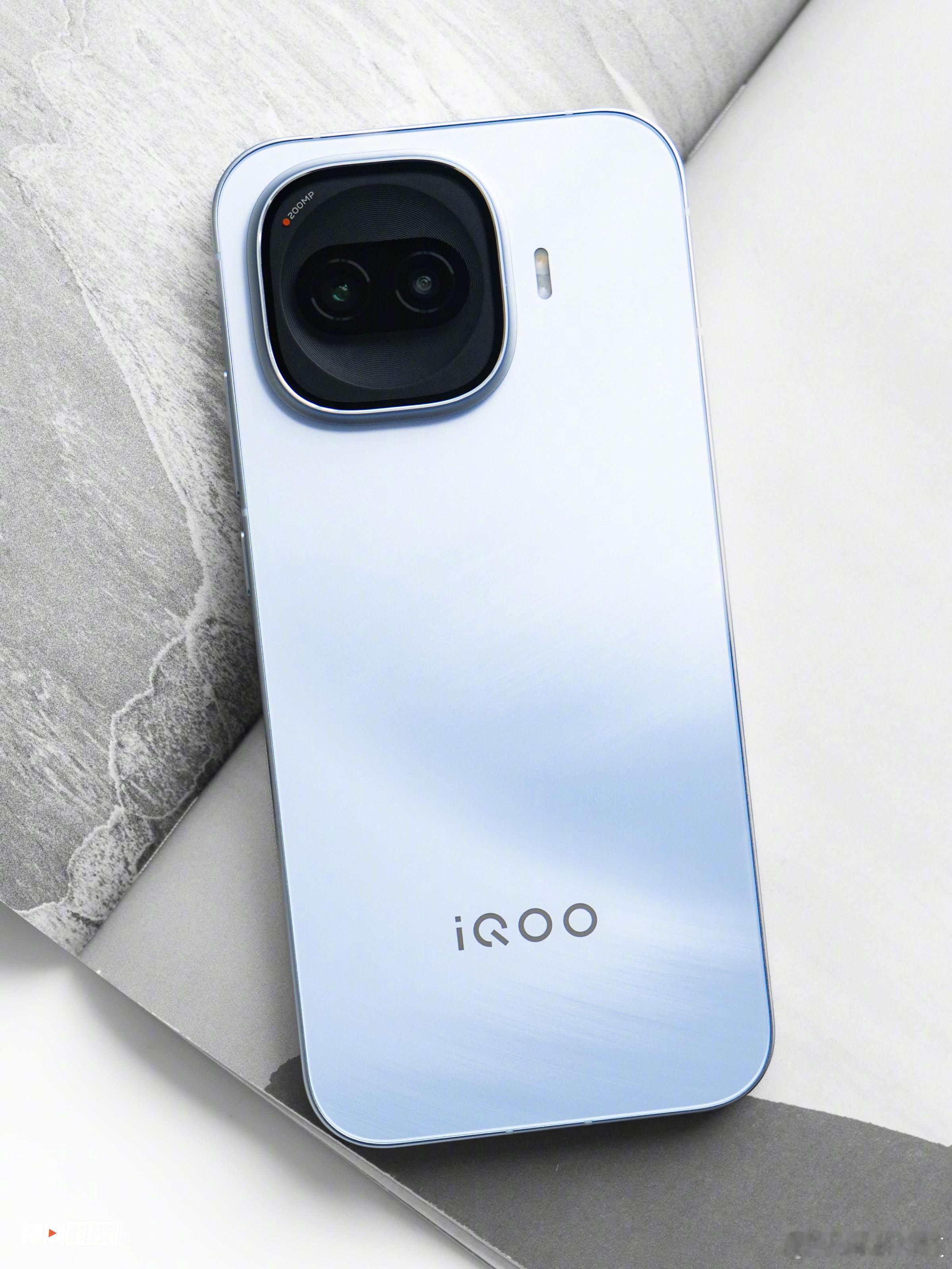 iQOOZ11Turbo「沧浪浮光」。大R角，金属中框+玻璃后盖，全新舷窗D