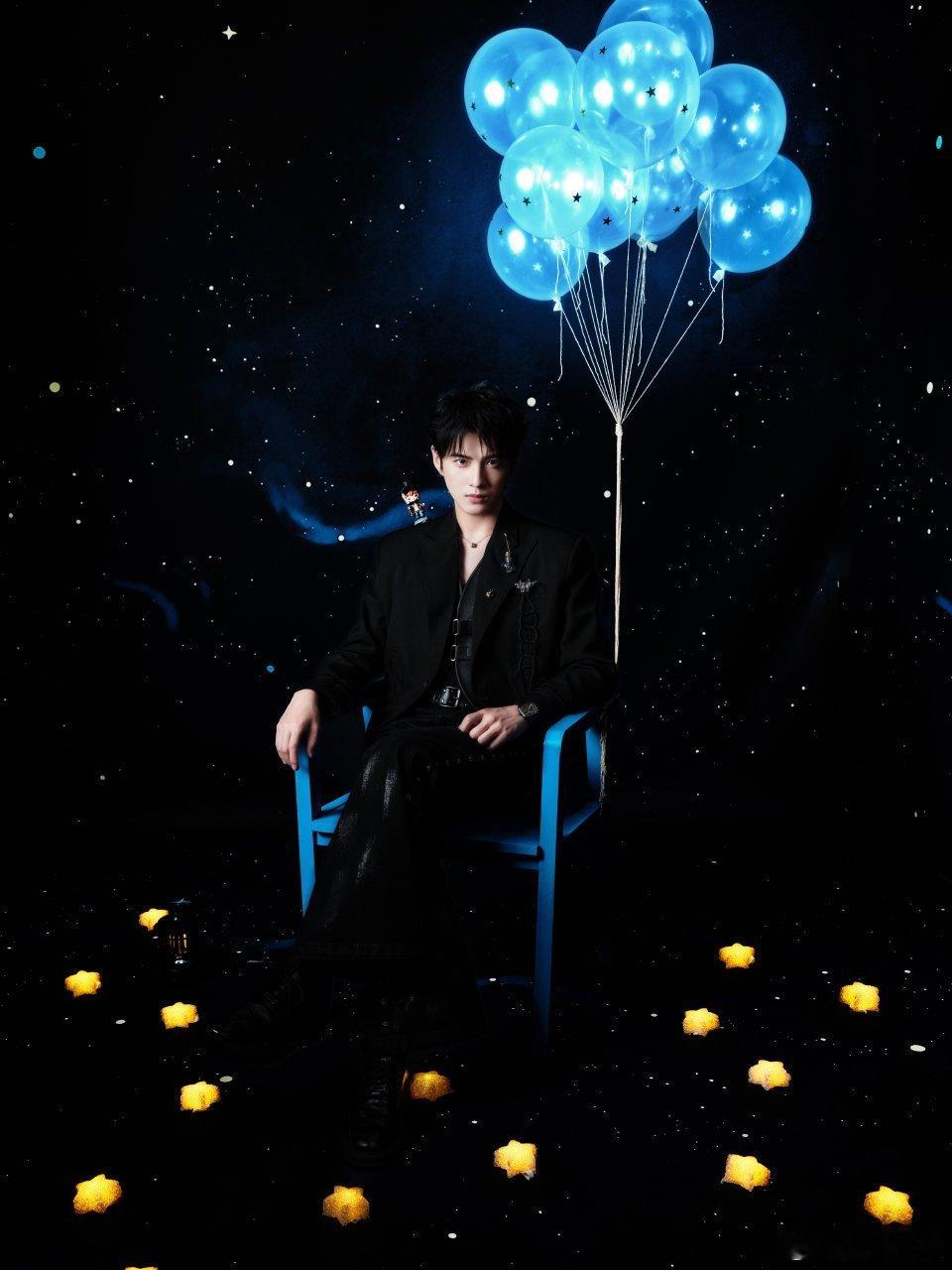  《来战》剧组红毯名场面！古子成一句话逗得鞠婧祎表情失控，捂脸爆笑也太可爱了吧！